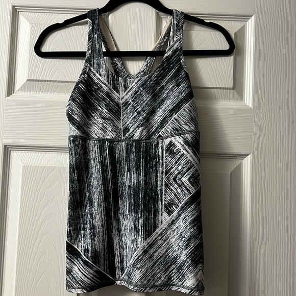 Lululemon size 6 tank bundle - Picture 3 of 9